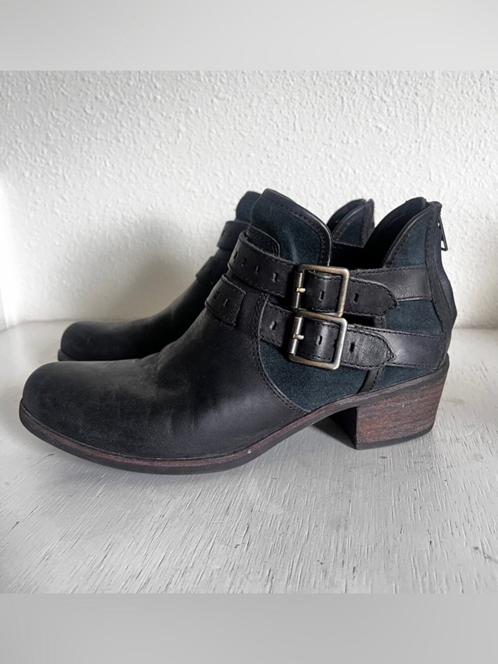 UGG Australia Patsy Black Leather Double-Buckle Ankle Booties size 7.5